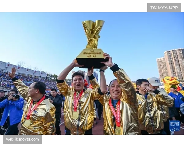 通讯：一座奖杯的巡游——跟随马略卡队大巴记录国王杯夺冠后的庆祝